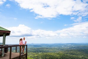 المنطقة المحيطة بالمنشأة