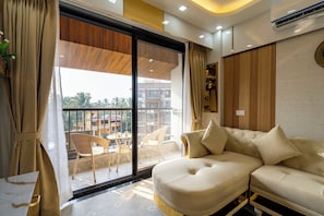TV - 2 mins to Candolim Beach! Modern 1BHK w/ Pool & Balcony (Arpora)