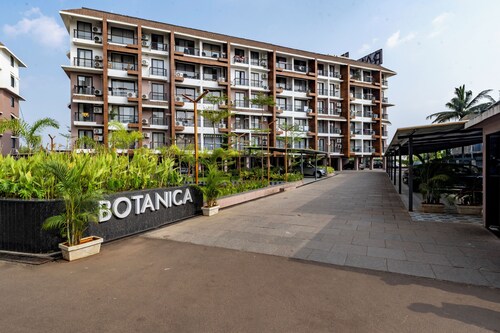 2 mins to Candolim Beach! Modern 1BHK w/ Pool & Balcony