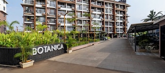 2 mins to Candolim Beach! Modern 1BHK w/ Pool & Balcony