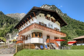 House | 6 bilik tidur 