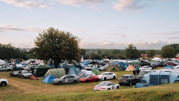 A camping site with multiple tents and cars parked on a grassy field. - Bronze Camping (Le Mans)