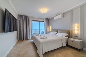 3 bedrooms, desk, iron/ironing board, travel crib