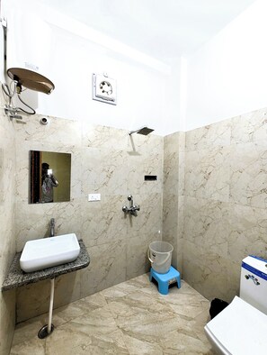 Dusch, regndusch, gratis toalettartiklar och tofflor