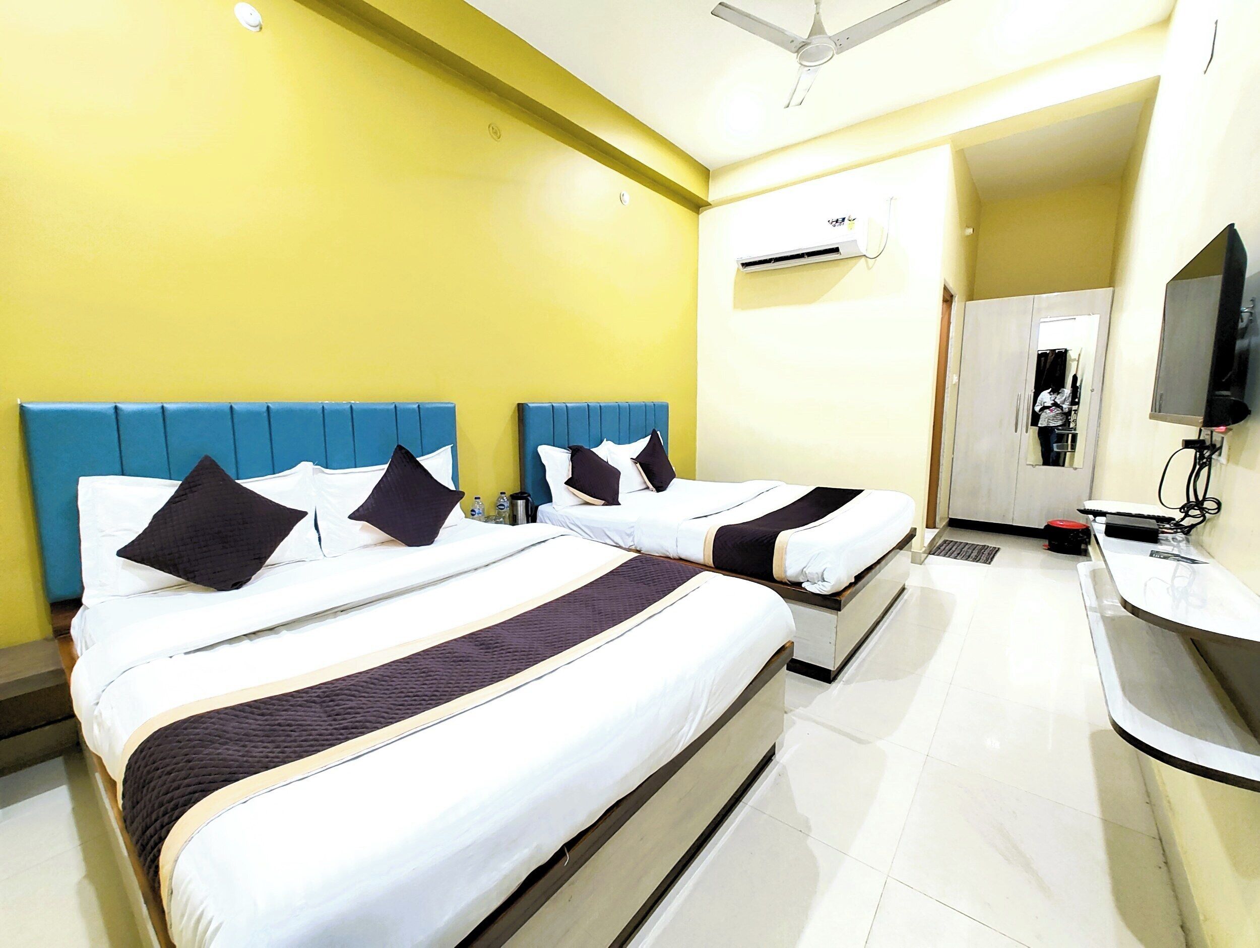 Ropa de cama hipoalergénica y caja de seguridad en la habitación 