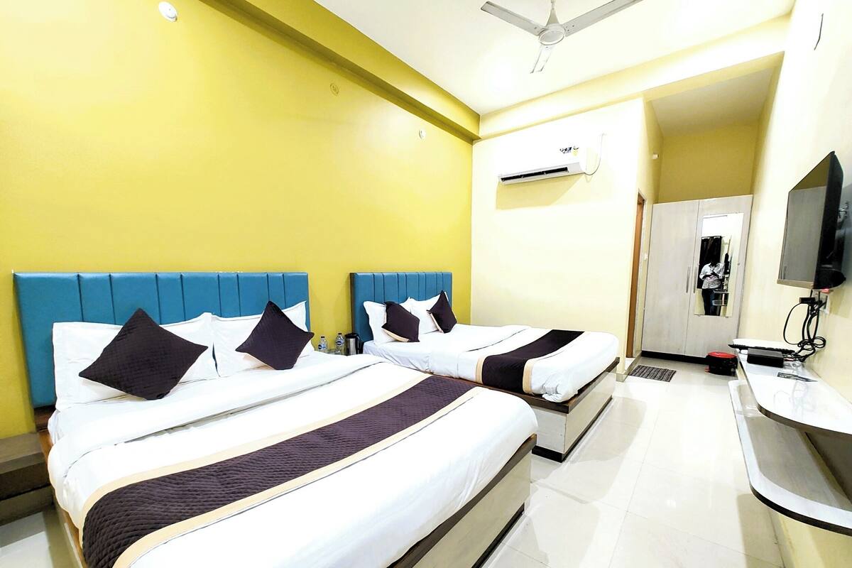 Deluxe fyrbäddsrum - luftkonditionering | Allergitestade sängkläder, värdeförvaringsskåp på rummet och skrivbord