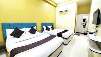 Deluxe Quadruple Room, Air conditioning | Hypo-allergenic bedding, in-room safe, desk, soundproofing