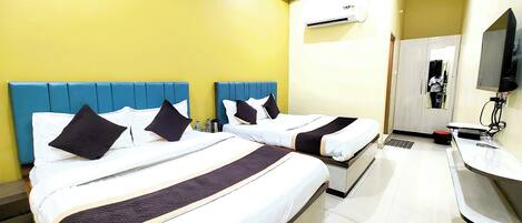 Ropa de cama hipoalergénica y caja de seguridad en la habitación