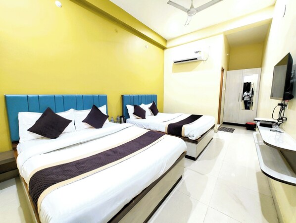 Deluxe fyrbäddsrum - luftkonditionering | Allergitestade sängkläder, värdeförvaringsskåp på rummet och skrivbord