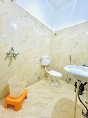 Dusj, regndusjhode, toalettartikler (inkludert) og tøfler