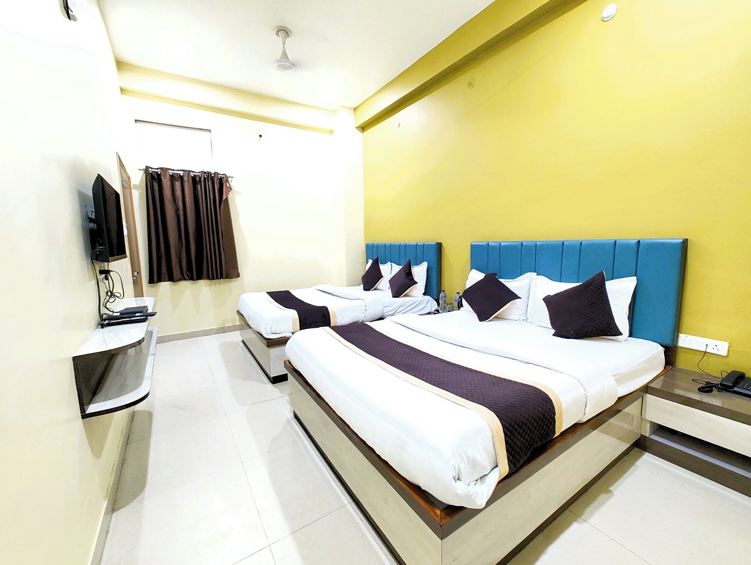 Deluxe Quadruple Room, Air conditioning | Hypo-allergenic bedding, in-room safe, desk, soundproofing