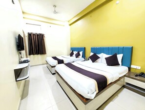 Deluxe fyrbäddsrum - luftkonditionering | Allergitestade sängkläder, värdeförvaringsskåp på rummet och skrivbord