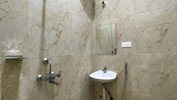 Habitación triple Deluxe, Aire acondicionado | Baño | Ducha y cabezal de ducha tipo lluvia