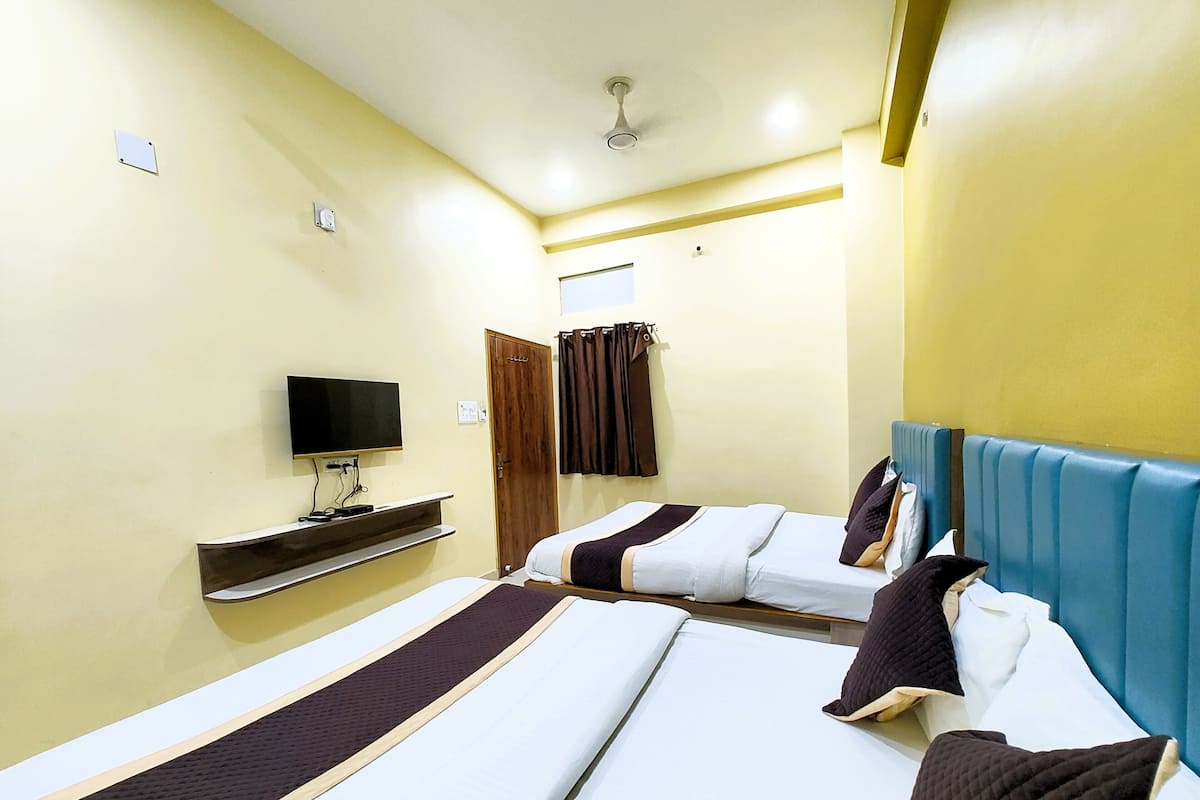 Deluxe Triple Room, Air conditioning | Hypo-allergenic bedding, in-room safe, desk, soundproofing