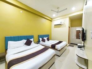 Deluxe Triple Room, Air conditioning | Hypo-allergenic bedding, in-room safe, desk, soundproofing - Hotel Medhya Grand Varanasi (Varanasi)