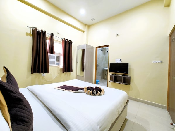 Deluxe Quadruple Room, Air conditioning | Hypo-allergenic bedding, in-room safe, desk, soundproofing