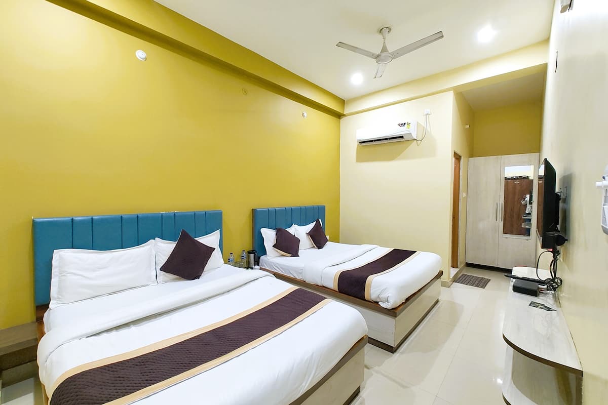 Deluxe Quadruple Room, Air conditioning | Hypo-allergenic bedding, in-room safe, desk, soundproofing