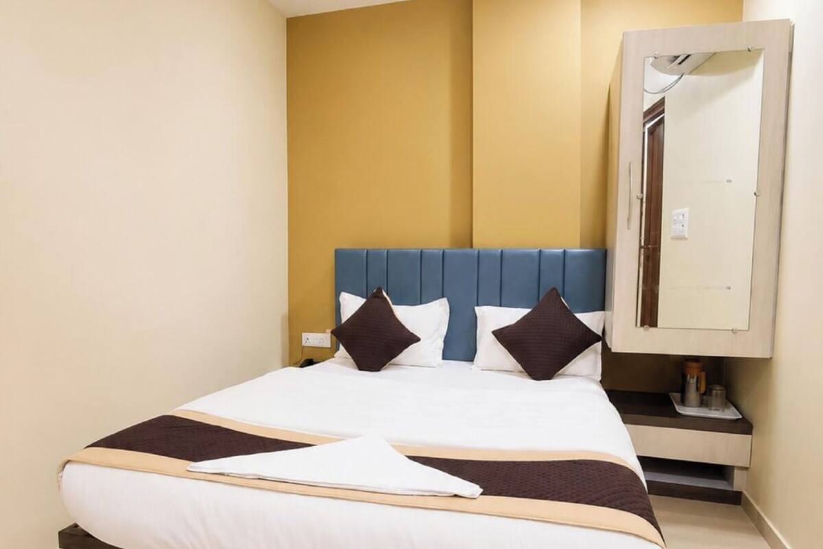 Deluxe Double Room, Air conditioning | Hypo-allergenic bedding, in-room safe, desk, soundproofing