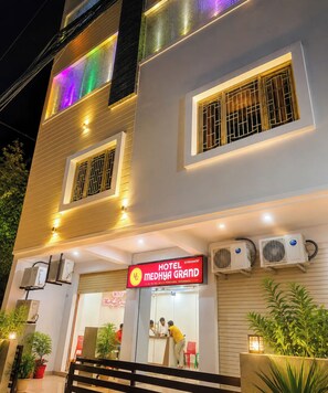 Exterior - Hotel Medhya Grand Varanasi (Varanasi)