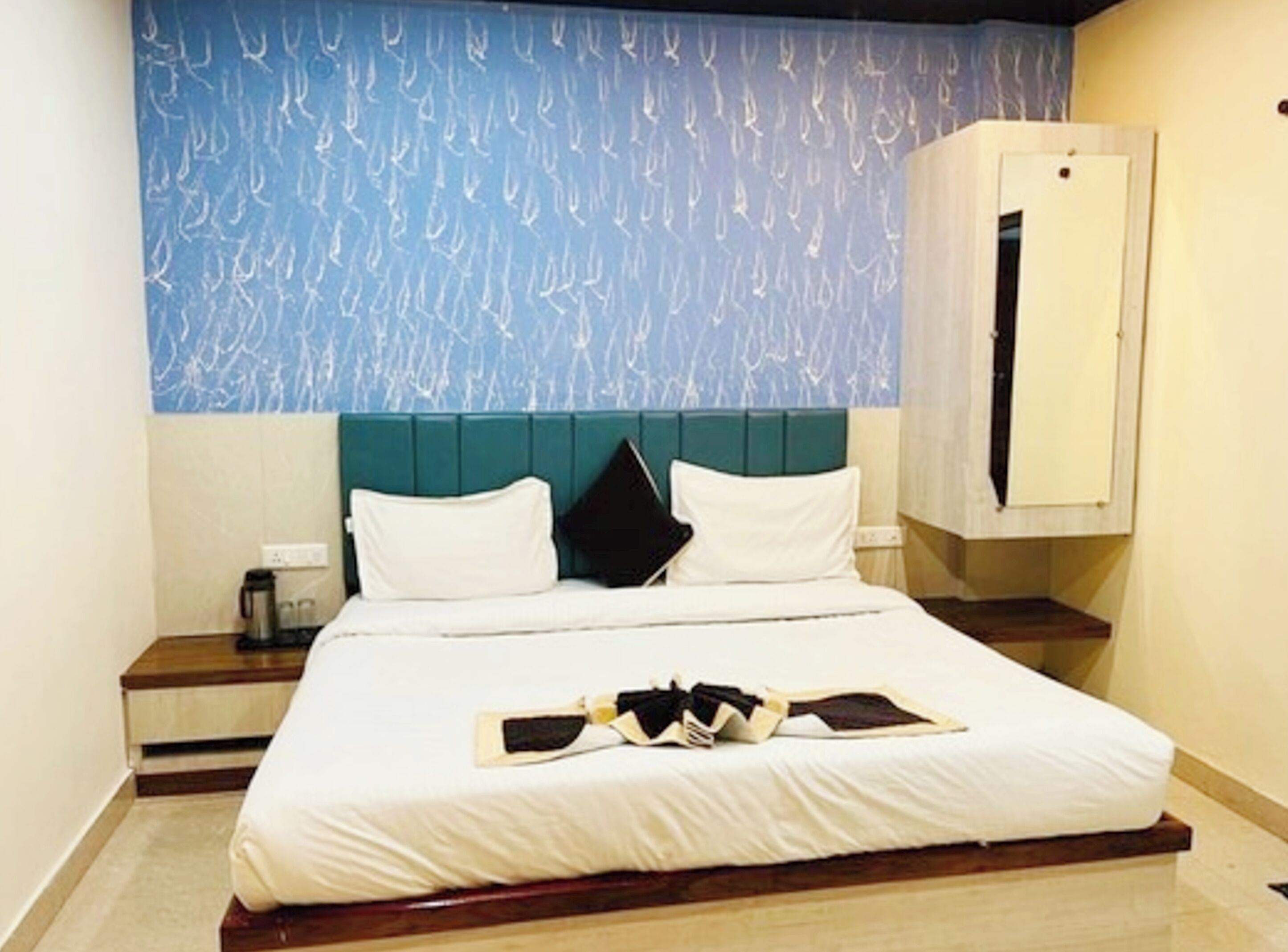 Deluxe Double Room, Multiple Beds, Air conditioning | Hypo-allergenic bedding, in-room safe, desk, soundproofing