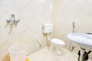 Shower, rainfall showerhead, slippers, bidet - Hotel Medhya Grand Varanasi (Varanasi)