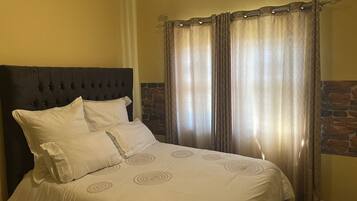 4 bedrooms, iron/ironing board, WiFi, bed sheets