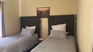 4 bedrooms, iron/ironing board, WiFi, bed sheets