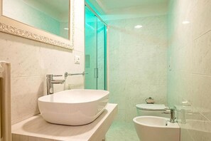 Whirlpool, Haartrockner, Bidet, Handtücher