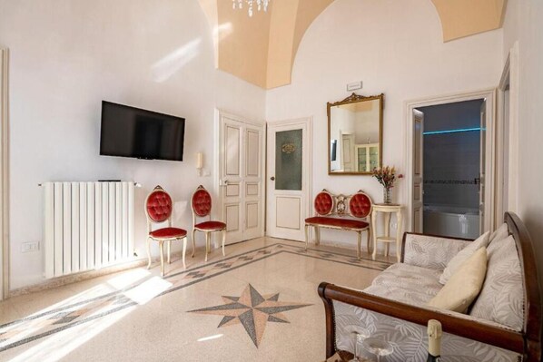 Smart-tv, eldstad och böcker