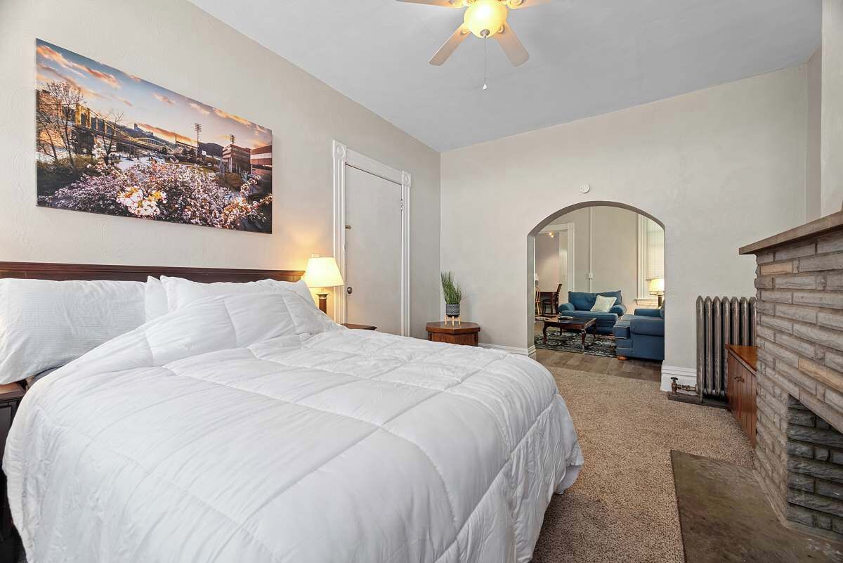 1 soverom, skrivebord, strykejern/-brett og reiseseng for barn