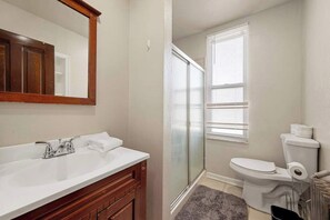 Een douche, een haardroger, handdoeken