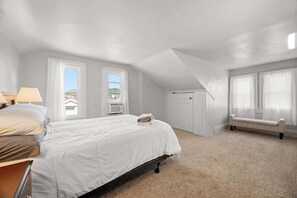 4 slaapkamers, een bureau, een strijkplank/strijkijzer, reisbedje