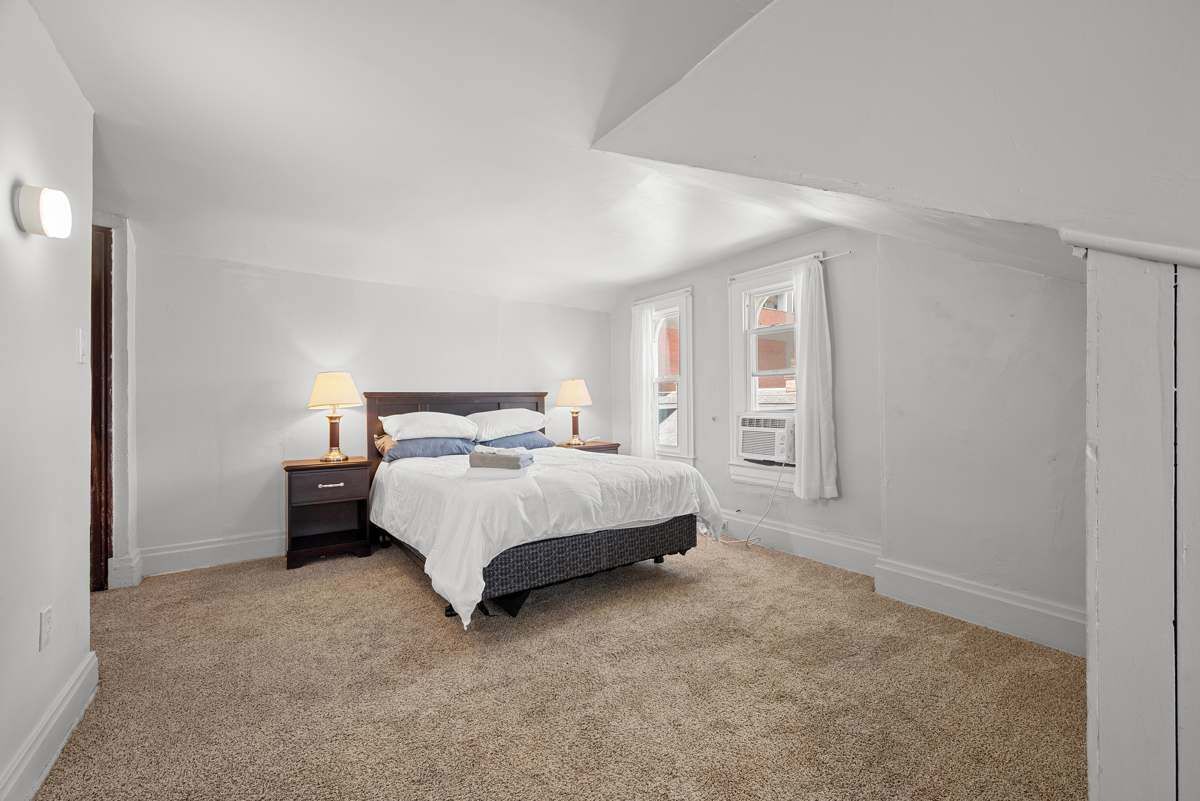 4 soverom, skrivebord, strykejern/-brett og reiseseng for barn