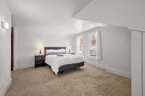 4 habitaciones, escritorio y tabla de planchar con plancha 