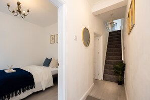 4 habitaciones, tabla de planchar con plancha, internet y ropa de cama