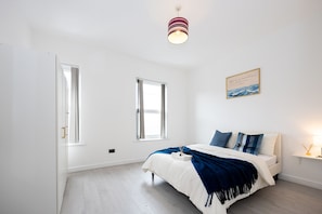 4 habitaciones, tabla de planchar con plancha, internet y ropa de cama