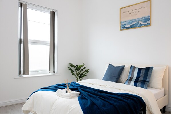 4 عدّة غرف نوم ومكواة/لوح كي وخدمة الإنترنت وملاءات أسرّة