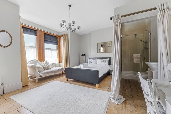 4 slaapkamers, een strijkplank/strijkijzer, gratis wifi, beddengoed