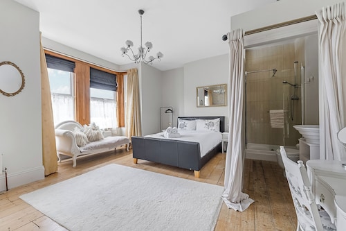 Spacious 4 Bedroom Townhouse Close to City Centre, Barbican, Hoe & Moors