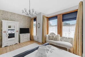 4 habitaciones, tabla de planchar con plancha y acceso a internet