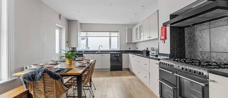 Micro-ondas, fogão, cooktop, lava-louças