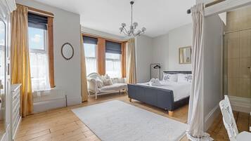 4 bedrooms, iron/ironing board, free WiFi, bed sheets