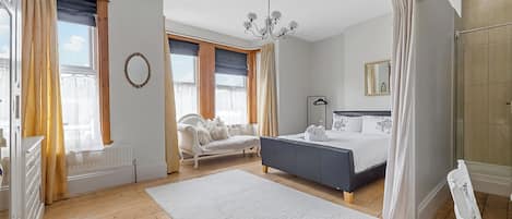 4 bedrooms, iron/ironing board, free WiFi, bed sheets