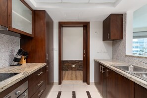 Kühlschrank, Mikrowelle, Ofen, Geschirrspüler