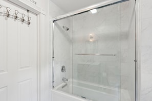 Douche, serviettes fournies