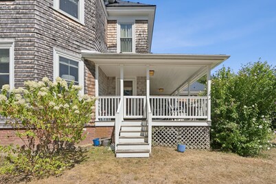 5 bedroom Large Home-Walk to Shops & Restaurants!