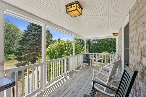 5 bedroom Large Home-Walk to Shops & Restaurants!