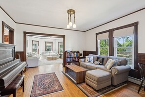 Smart TV, fireplace, books - 5 bedroom Large Home-Walk to Shops & Restaurants! (Kennebunkport)