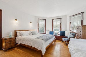 5 bedrooms, desk, WiFi, bed sheets