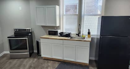 Charming bed & breakfast in pleasant Lewistown with AC